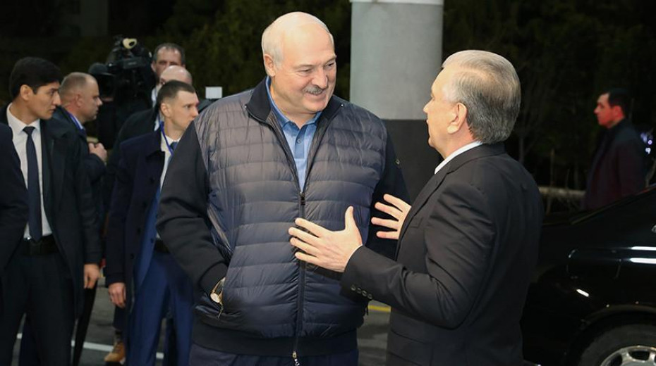 Александр Лукашенко по прилете в Ташкент встретился с Шавкатом Мирзиёевым, формат для беседы президенты выбрали необычный.