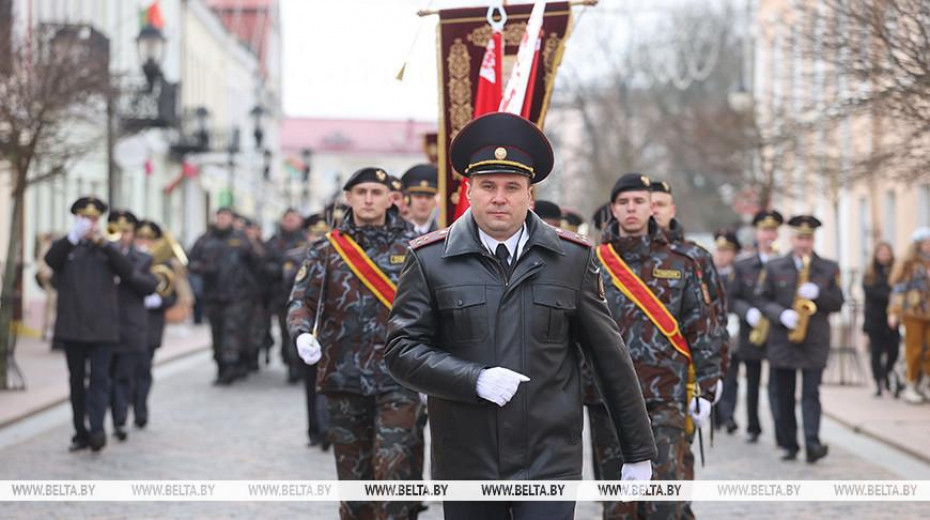 Милиционеры прошли торжественным маршем по центру Гродно.