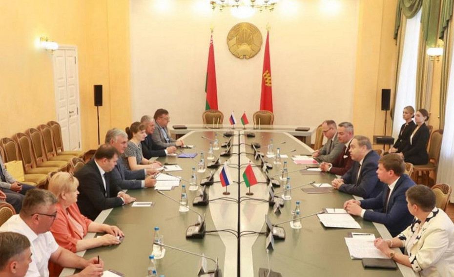 Сотрудничество в аграрной и гуманитарной сферах: Караник провел встречу с делегацией Алтайского края.