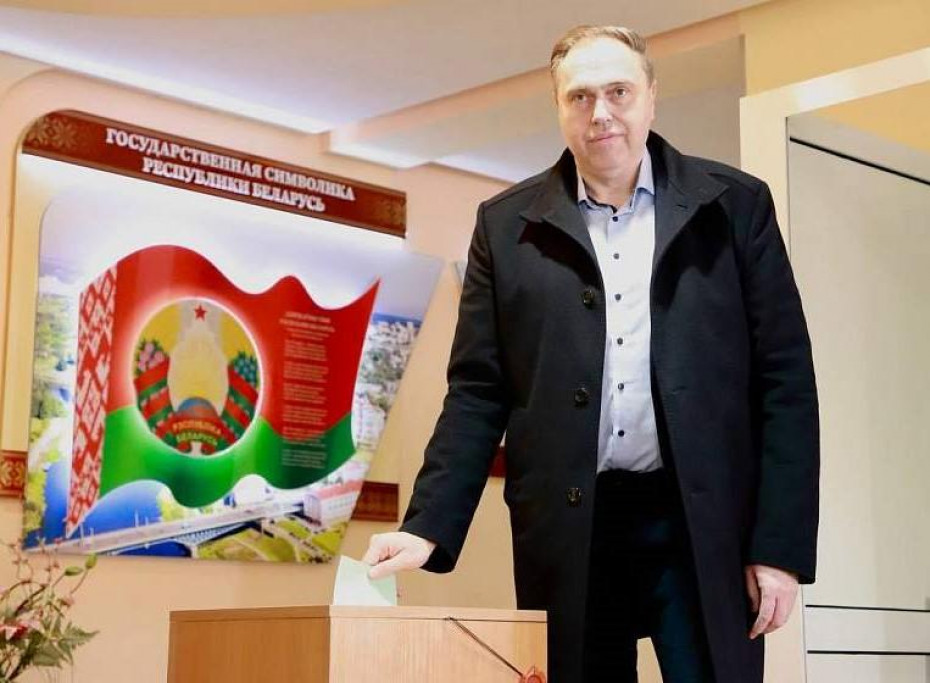 Председатель облисполкома Владимир Караник и помощник Президента – инспектор по Гродненской области Юрий Караев проголосовали на участке для голосования №6.