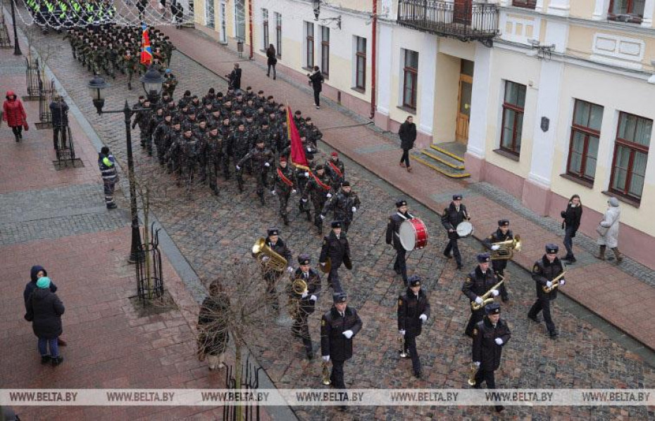 Милиционеры прошли торжественным маршем по центру Гродно.