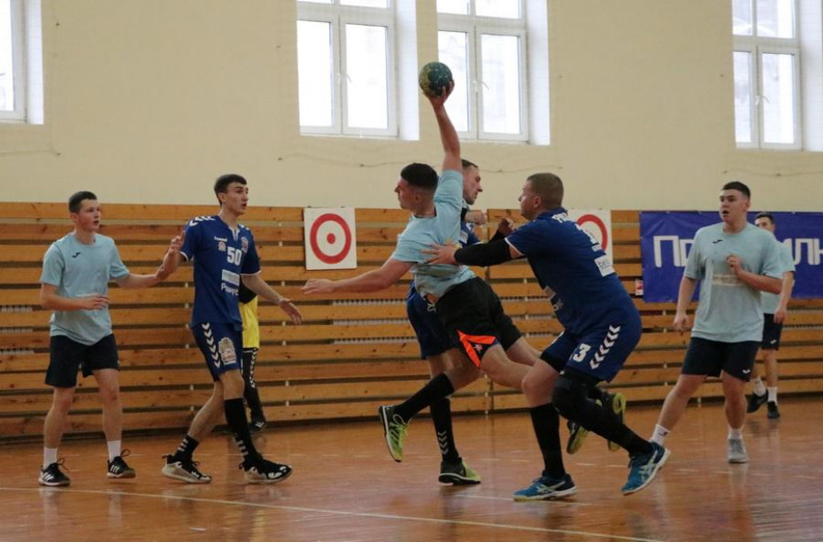 «Серебро» у наших гандболистов. В Щучине прошел финальный этап чемпионата Гродненской области по гандболу среди мужских команд.