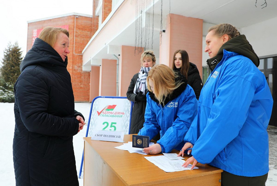 В Щучине прошёл пикет по сбору подписей в поддержку выдвижения кандидата в депутаты в Палату представителей Национального собрания Республики Беларусь восьмого созыва.