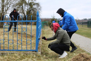 Сотрудники Щучинского РОВД совместно с учащейся молодёжью навели порядок у могилы жертв фашизма на территории бывшего военного аэродрома в Щучине