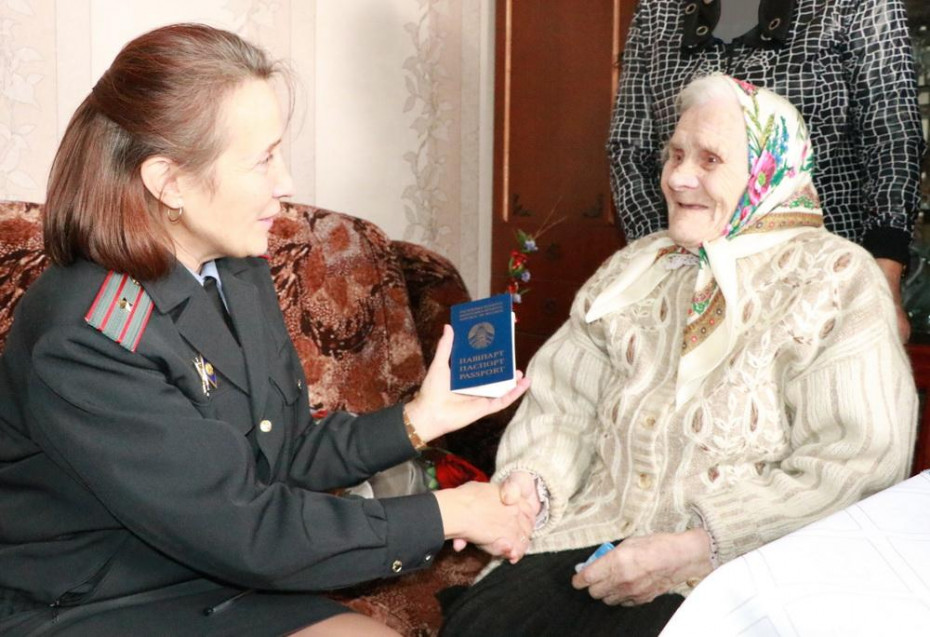 «Сто лят» – в 100 лет! В круглый юбилей бабушке Янине дарили цветы, желали здоровья и принимали… в Белорусский союз женщин! А она в знак благодарности пела народные песни!
