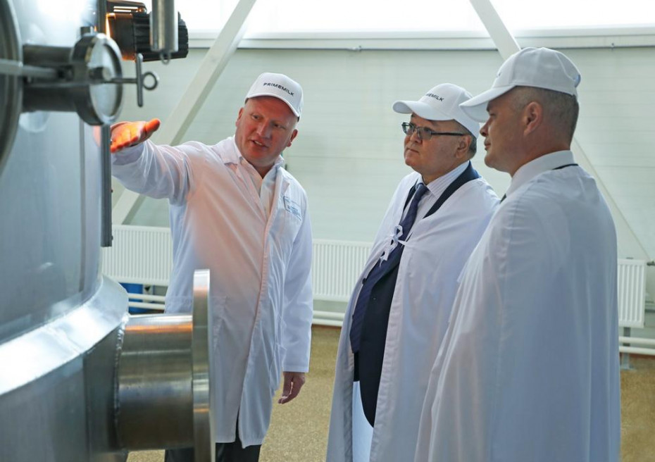 Чрезвычайный и Полномочный посол Казахстана в Беларуси Аскар Бейсенбаев ознакомился с организацией производства на заводе «Праймилк»