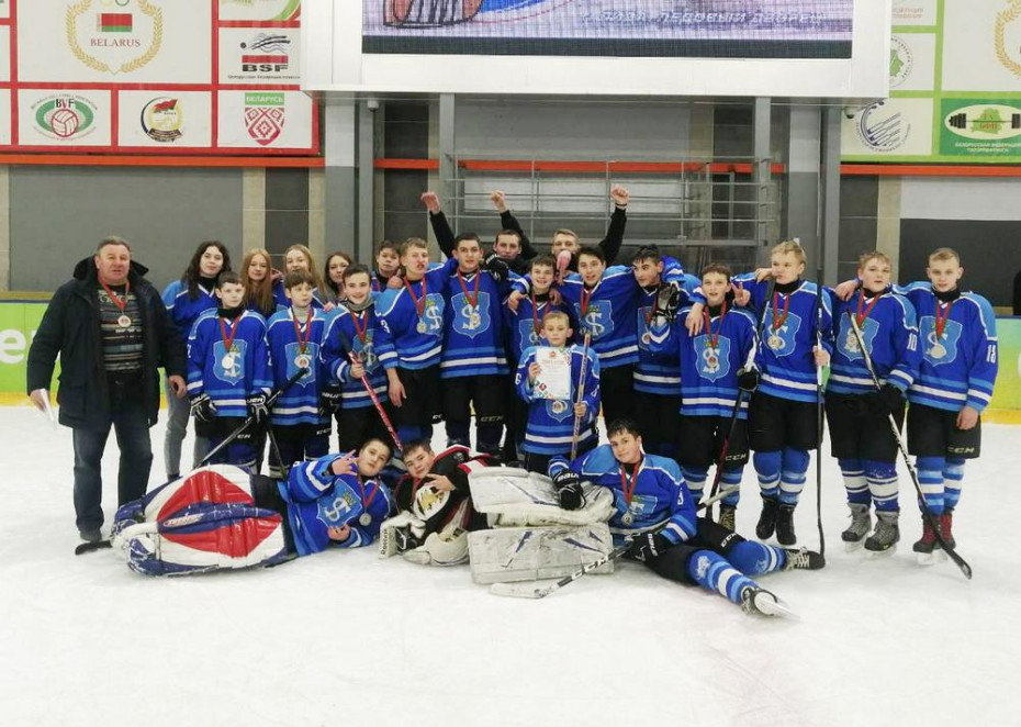 Старший и младший составы хоккейной команды «Орлята» вернулись с областных соревнований по хоккею «Золотая шайба» с серебряными и бронзовыми медалями