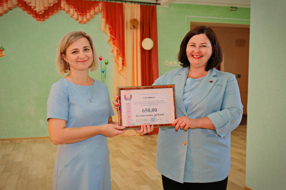 Заместитель председателя райисполкома Татьяна Тюсина посетила ЦКРОиР и передала учреждению денежный сертификат