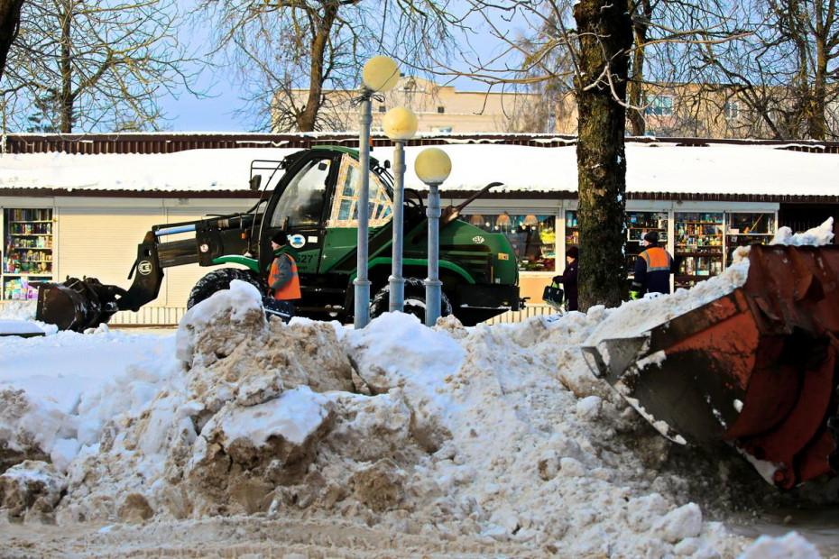 Снег на улицах Щучина убирают более 20 человек и 8 единиц техники.