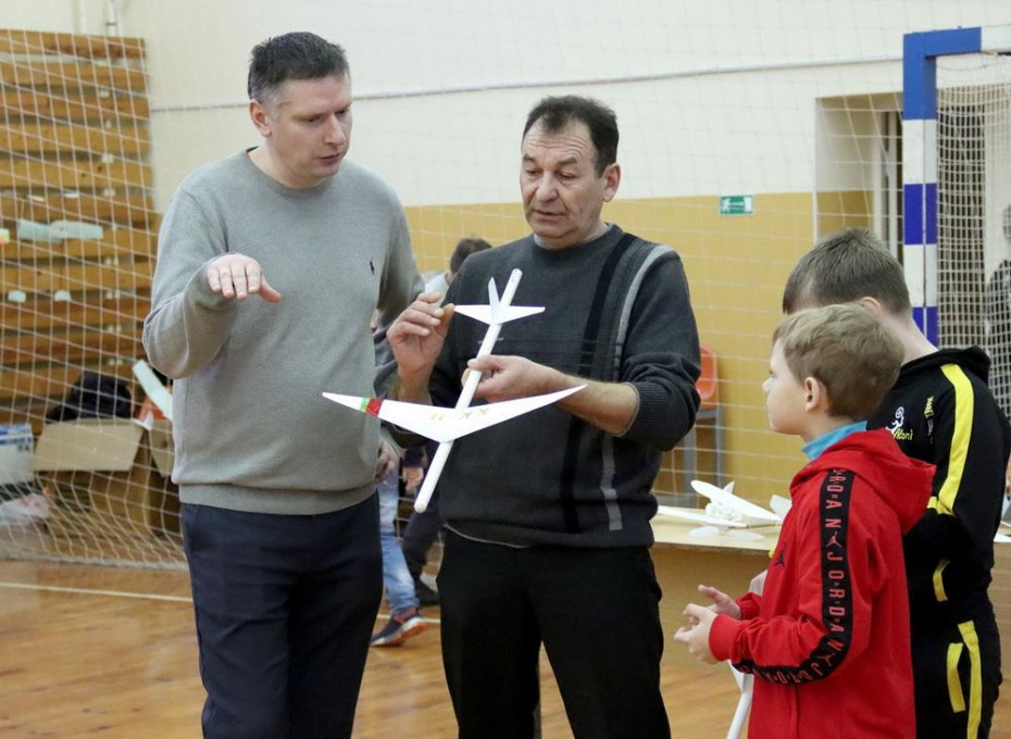 Команда Щучинского дворца творчества детей и молодёжи завоевала 14 дипломов в областных соревнованиях по простейшим летающим моделям.