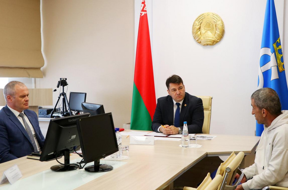 Сегодня приём граждан и прямую телефонную линию в Щучине провёл заместитель председателя облисполкома Виктор Пранюк.