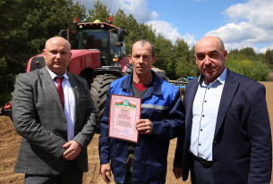 Механизаторы ОАО «Демброво», отличившиеся трудом на севе яровых зерновых и зернобобовых культур, получили заслуженные награды
