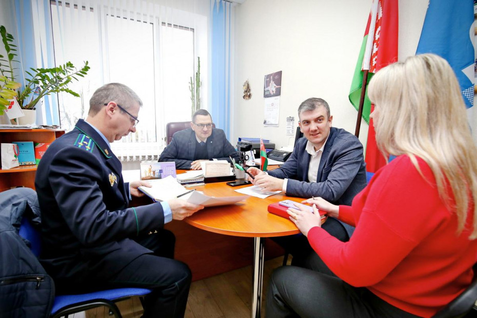 Нюансы отпусков для работников, гарантии при диспансеризации – в Щучине провели профсоюзный приём граждан.